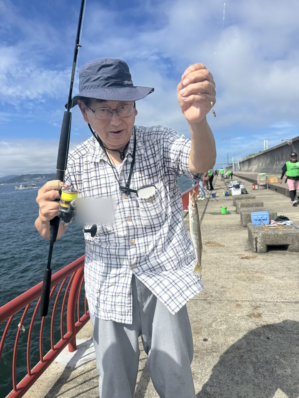 釣った魚を見せる参加者