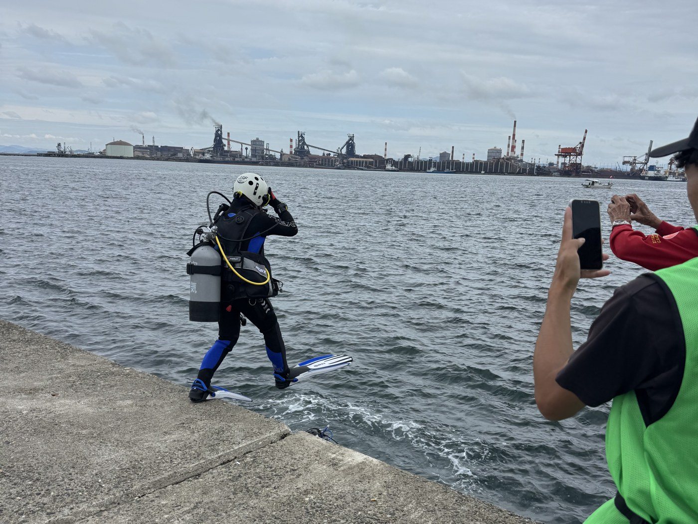 海へ入るダイバー