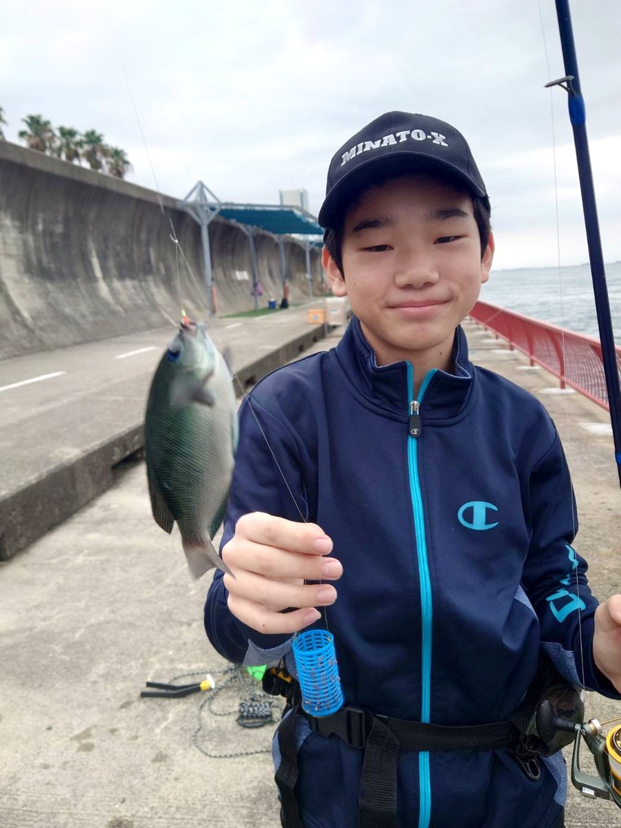 釣れた魚を手にする部員