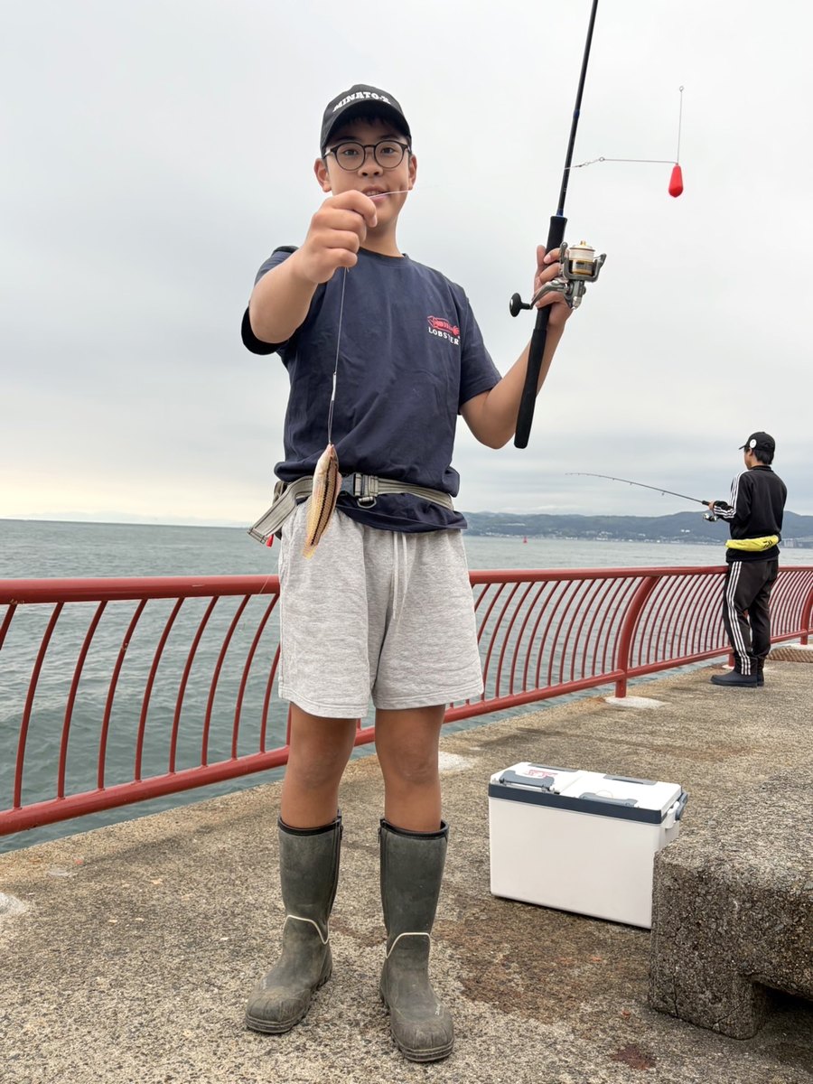 釣れた魚を手にする部員