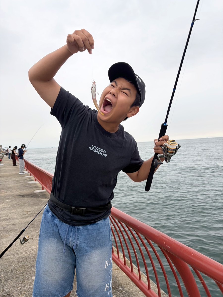 釣れた魚を手にする部員