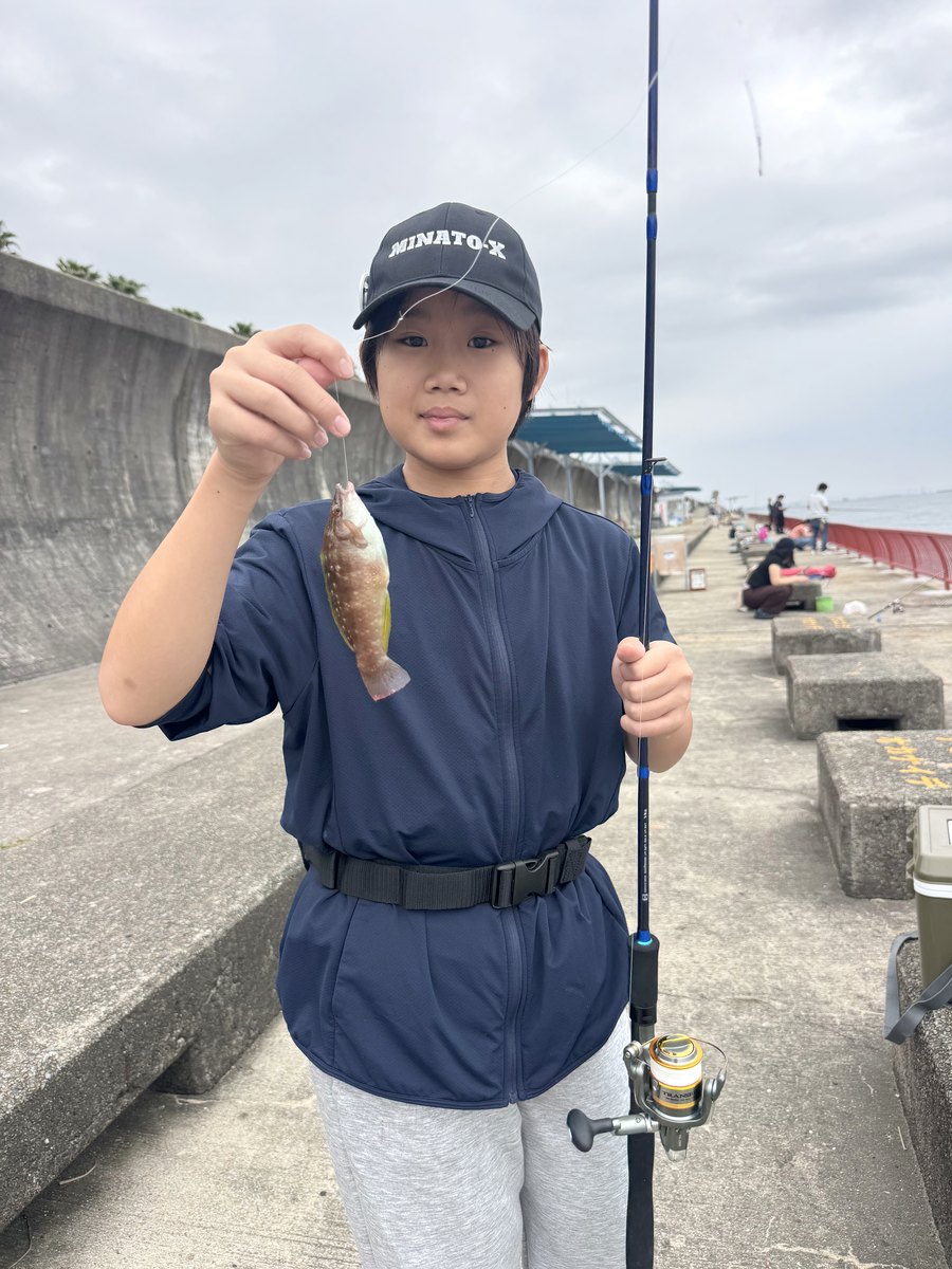 釣れた魚を手にする部員