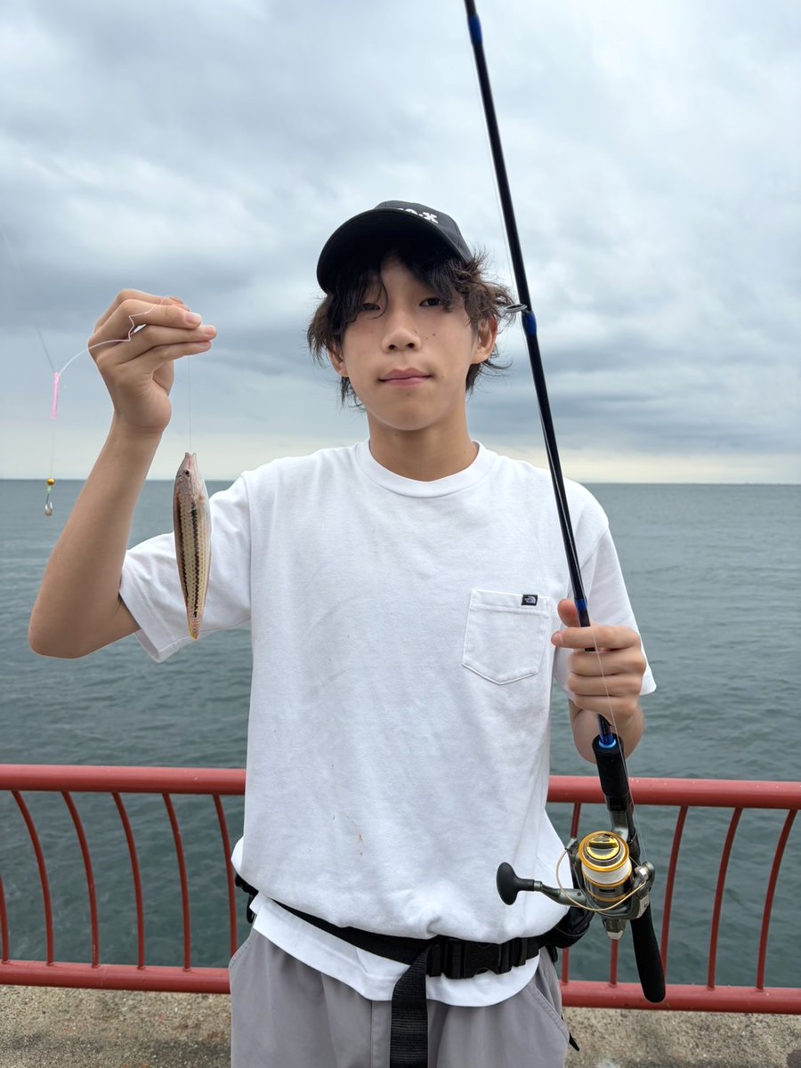 釣れた魚を手にする部員