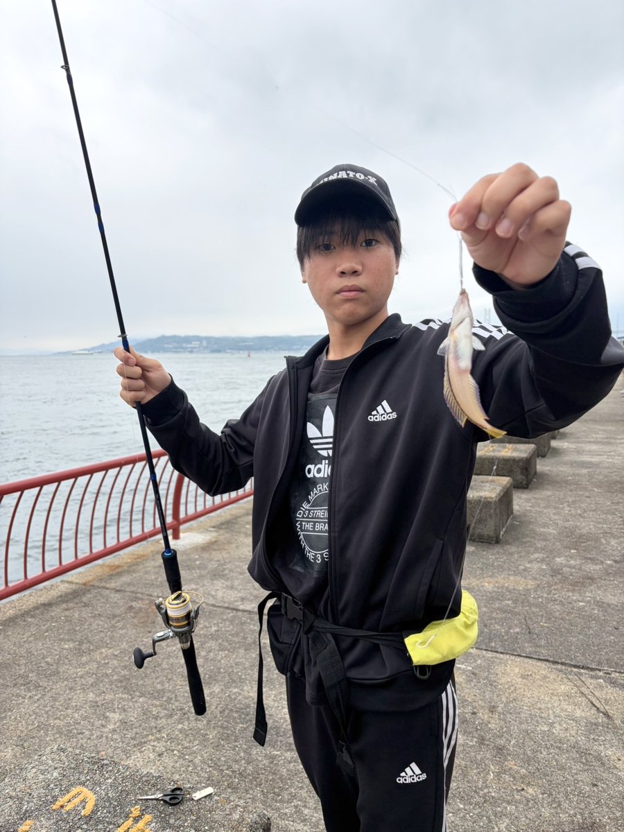 釣れた魚を手にする部員
