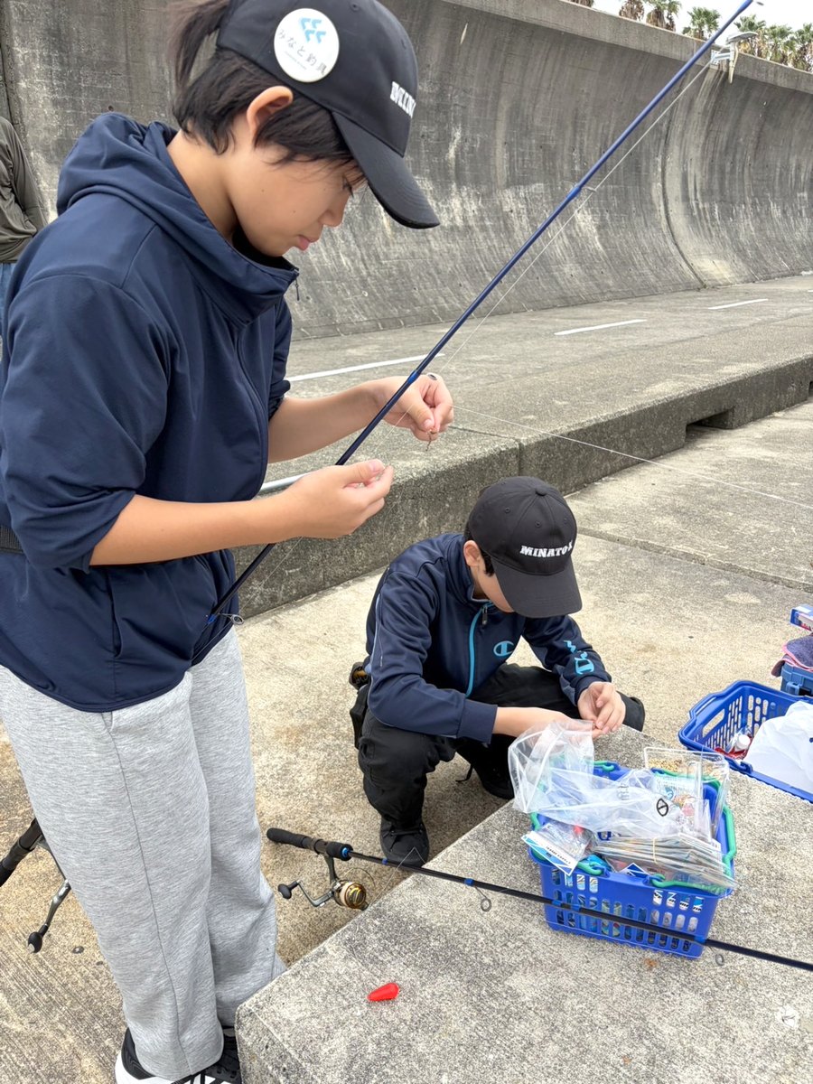 仕掛けを結ぶ部員と、道具箱の前で準備をする部員