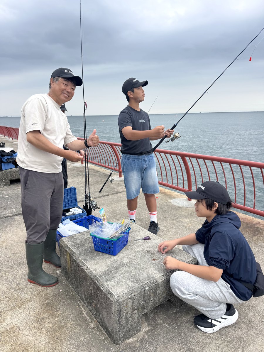 笑顔で親指を立てるナビゲーターと、準備をする部員