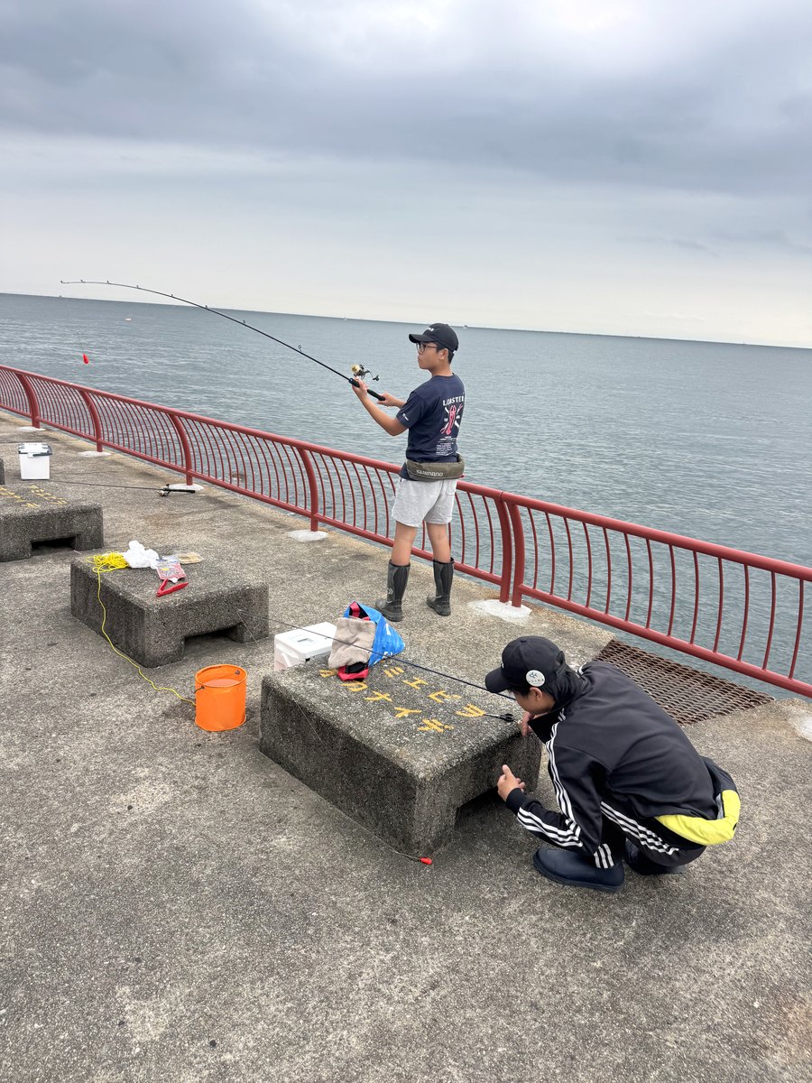 竿を振る部員と、しゃがんで準備をする部員
