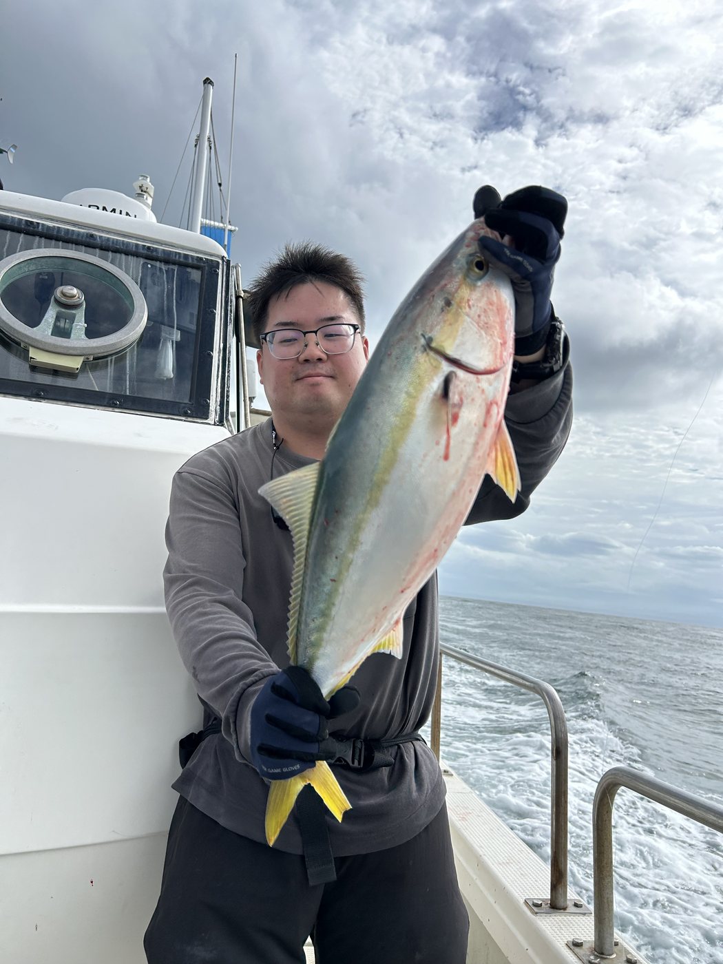 青物を両手で持つ参加者