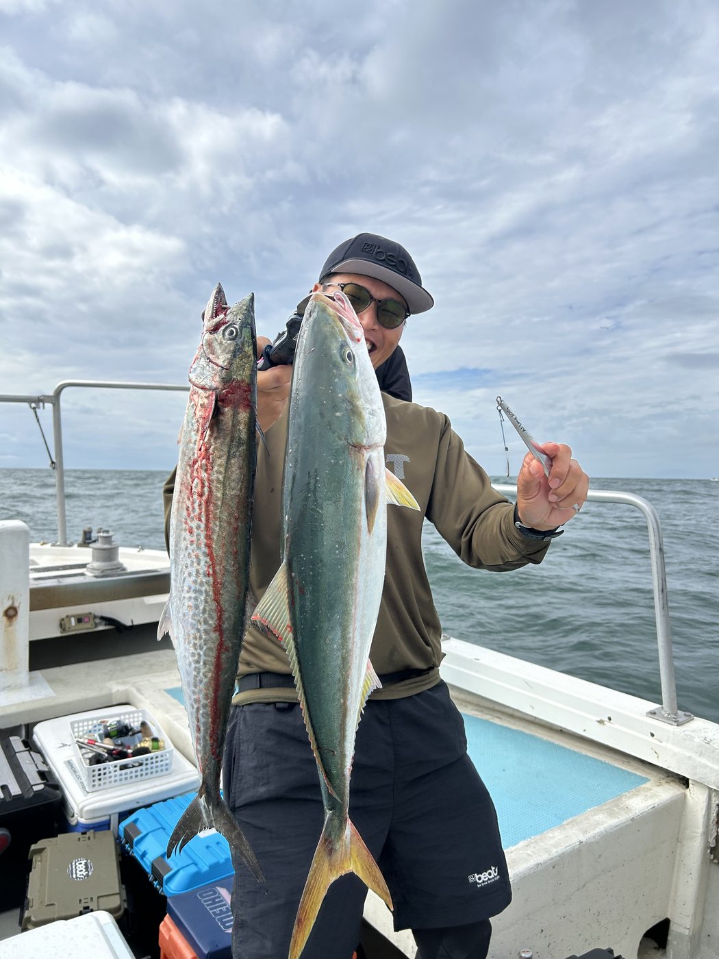 2本の魚を手にする様子