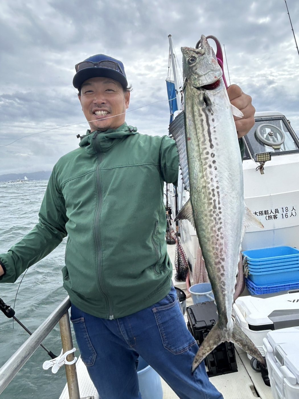 釣り上げた魚を掲げる参加者