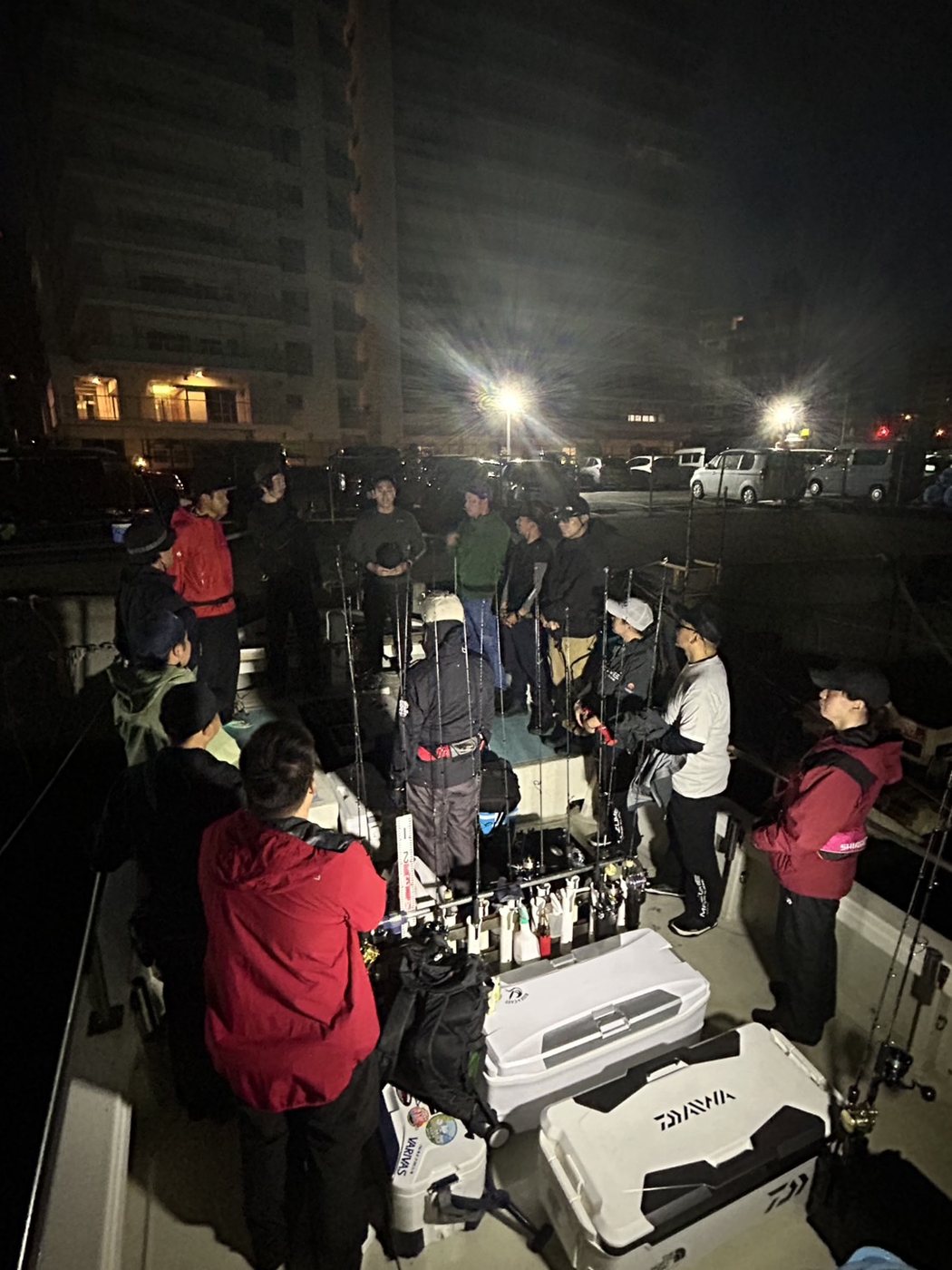 夜明け前、出船を待つ船上