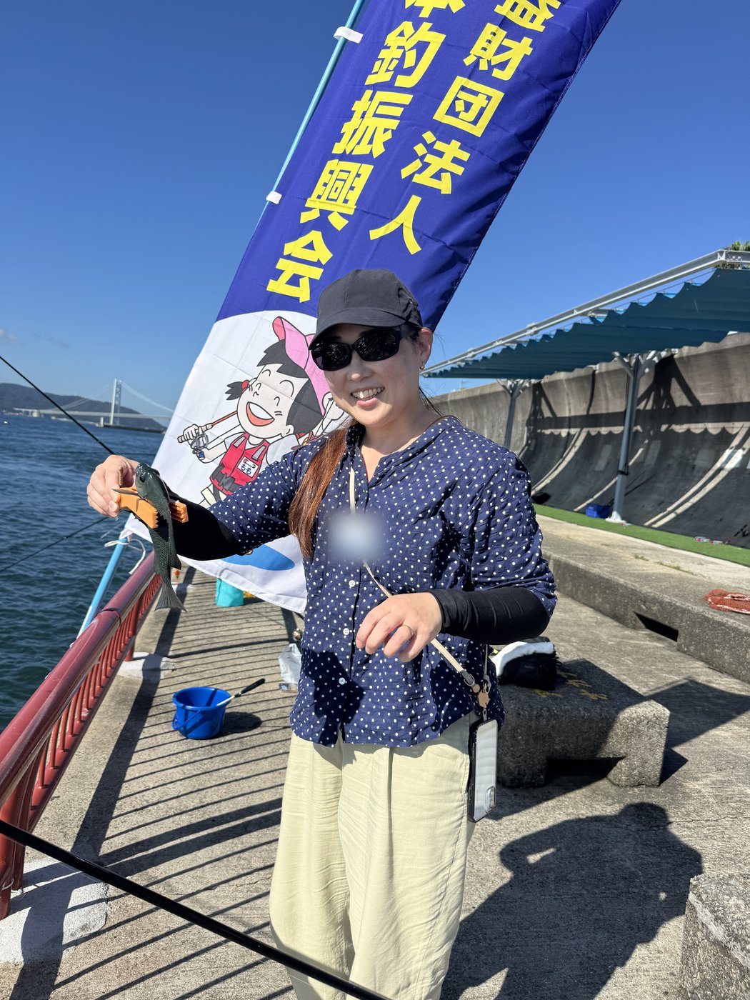 釣れた魚を見せる参加者