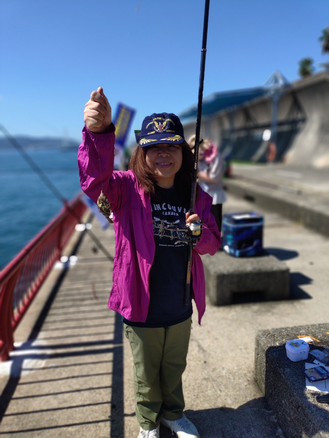 釣れた魚を掲げる参加者