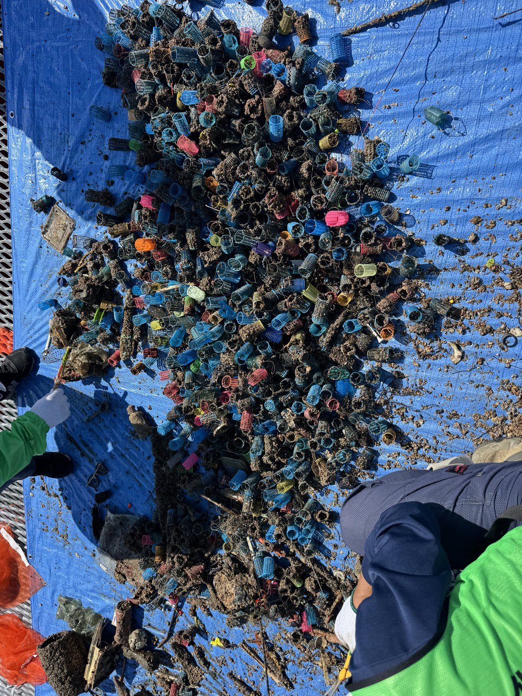 海底から回収した大量のサビキのカゴ