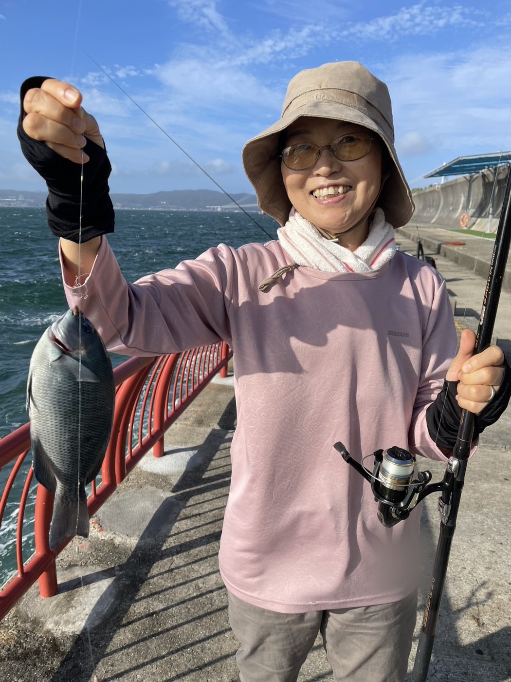 釣れた魚を見せてくれた参加者