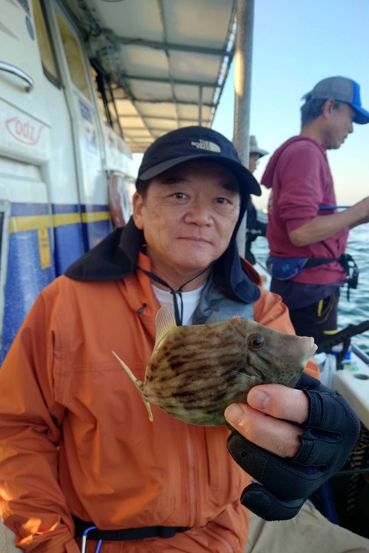 カワハギを手にする参加者
