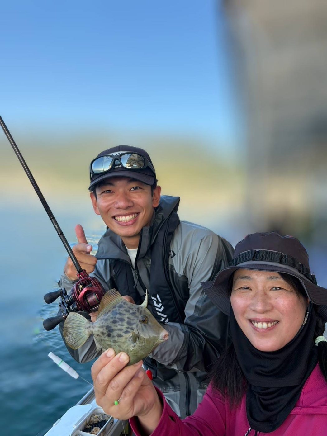 釣り上げたカワハギを見せる参加者