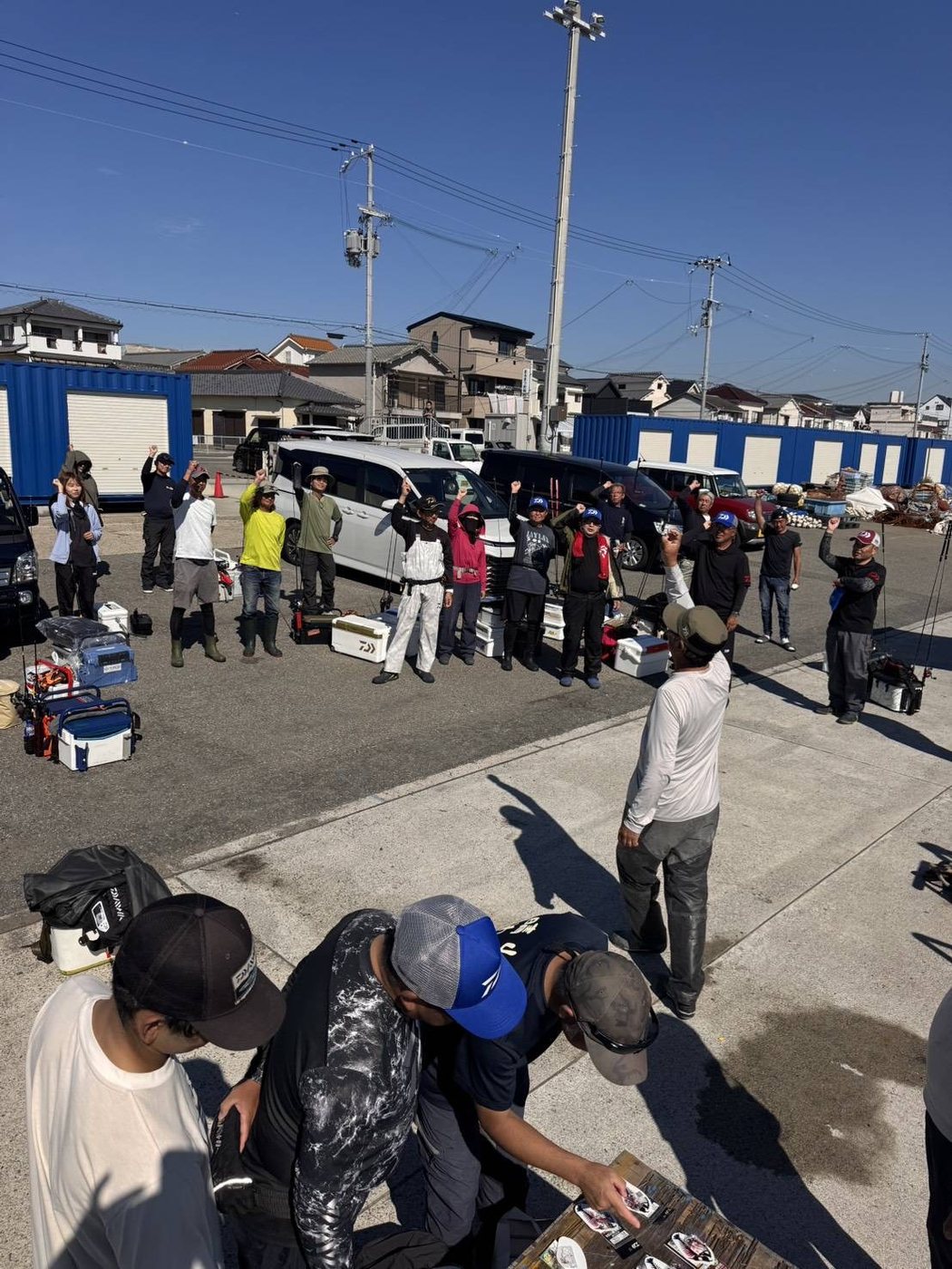 港での閉会式とじゃんけん大会の様子